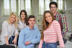 grupo de adolescentes felices en la escuela foto