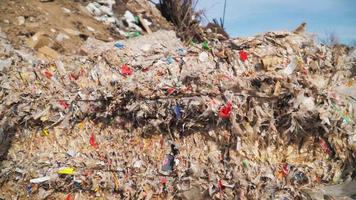 Verschmutzungskonzept. müllhaufen in müllkippe oder deponie. globale schäden umwelt. Bauschutt. video