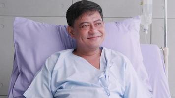 feliz idoso asiático do sexo masculino confia na hospitalização. video