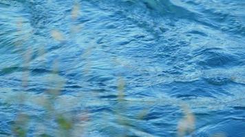 de fabriek en wild waterval in natuur video