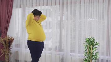 problema de peso, obesidade. crianças obesas ficam desconfortáveis e infelizes com seu peso. video
