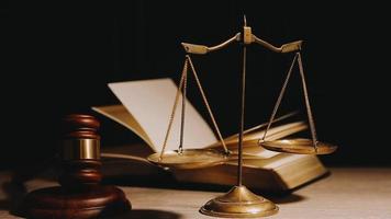 conceito de justiça e direito. juiz masculino em um tribunal com o martelo, trabalhando com, computador e teclado de encaixe, óculos, na mesa na luz da manhã video