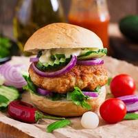 jugosas hamburguesas de pollo picante al estilo asiático - sándwich foto