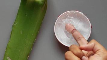gel d'aloe vera liquide à portée de main gros plan video