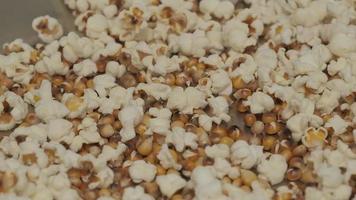 pop-corn qui éclate pendant la cuisson dans une casserole, pop-corn au ralenti video