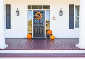 la decoración de otoño adorna la hermosa entrada a casa foto