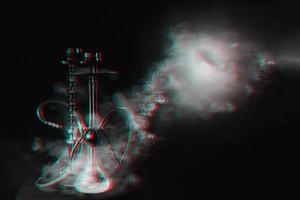 hookah, shisha sobre un fondo negro ahumado con humo. fallo, blanco y negro. lugar para tu texto foto