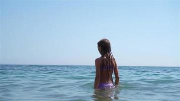 menina bonitinha na praia durante as férias de verão video