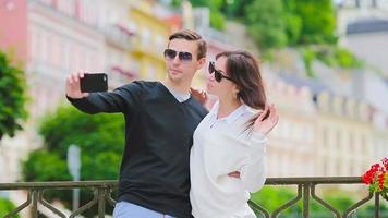 autoscatto foto di caucasico coppia in viaggio nel Europa. romantico viaggio donna e uomo nel amore sorridente contento assunzione se stesso ritratto all'aperto durante vacanza vacanze nel praga video