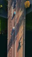 aereo Visualizza di parallelo autostrada strade nel un' erboso paesaggio video