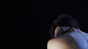 mentalmente malato folle uomo chi è Allucinante intorno a. uomo con paranoia o schizofrenia atti stranamente piace pazzo. video