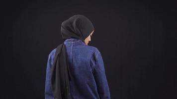 musulman africain Jeune femme dans hijab sentiment mauvais, triste et sans espoir. le malheureux africain Jeune femme secoue sa tête négativement, indiquant cette elle volonté ne pas réussir et volonté être malheureux. video