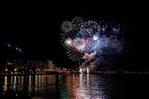 fuegos artificiales espectáculo a noche en el costas de el mar de alicante España foto