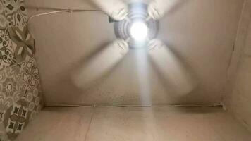 blanco ventilador gira debajo techo en playa del carmen México. video