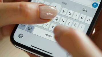 mãos digitando texto em Smartphone fechar-se. comunicação conceito video