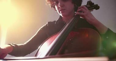 violoncelliste répéter dans salle de cours video