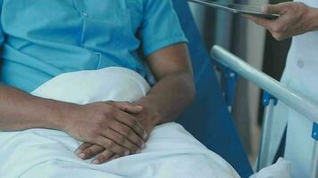 Pour des hommes santé examen avec médecin ou psychiatre travail avec patient ayant consultation sur diagnostique examen sur Masculin maladie ou mental maladies dans médical clinique ou hôpital mental santé un service video