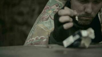 läkemedel använder sig av och dricka hemlös män i hans 40 med en cigarett video