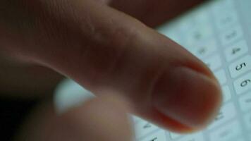 fêmea mãos digitando texto em Smartphone fechar-se video