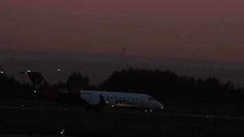 kazán, Rusia agosto 05, 2022 - aeronave crj 200 bombardero de uvt aero rodaje a oscuridad, a noche, a amanecer. ruso regional aerolínea video