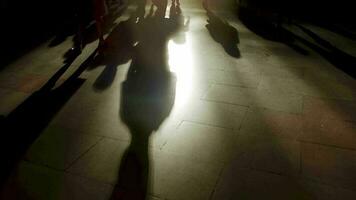 Fußgänger Gehen auf überfüllt städtisch Straße pendeln zu Arbeit video