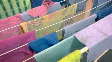 een veel van schoonmaak vodden, verschillend kleuren droog Aan de droger. video