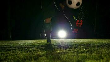 des sports la personne formation avec football Balle sur football champ dans lent mouvement video
