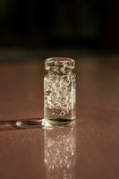 un botella de cosmético gel en un rosado antecedentes. foto