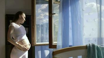 futuro giovane madre fra 30 e 35 anni vecchio è pieno di positivo emozioni nel il mattina. video