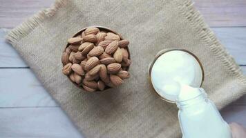 Noix d'amande et lait sur table video