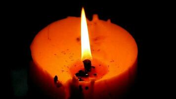 fechar acima Visão do a velas corte através a escuridão. video