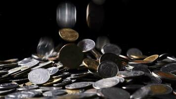 stapels van geld en munten dat val. te ontvangen geld van spaargeld de concept van besparing geld video