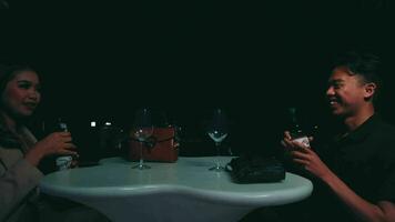 un' coppia di Gli amanti siamo fare bene cenare nel un' lusso Hotel di potabile vino insieme video