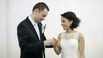 de mariée paire pendant mariage la cérémonie video
