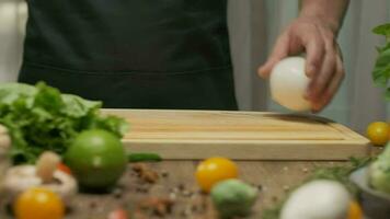 professionnel chef prépare et coupes blanc oignon. proche en haut lent mouvement video
