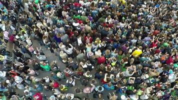 vliegend over- de mensen applaudisseren Aan concert video