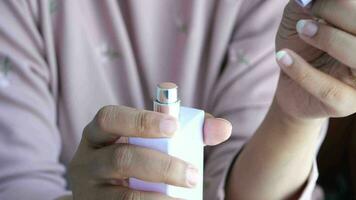 mujer mano participación un perfume video