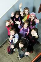 grupo de niños felices en la escuela foto