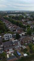 aereo Visualizza di Britannico città e Residenziale quartiere di lutone, Inghilterra, UK video