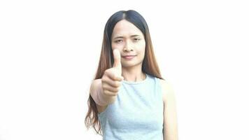 mujer sostiene arriba su pulgar como un firmar de excelencia. video