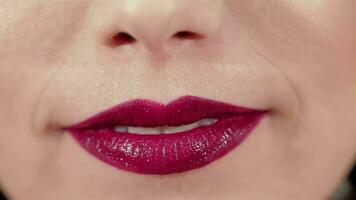 fille soufflant une baiser à sa lèvres avec rouge rouge à lèvres video