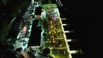 a lindo Casamento noite Visão dentro a cidade video