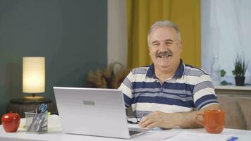 casa ufficio lavoratore uomo sorrisi a telecamera. video