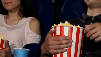 homme et femme en mangeant pop corn à le cinéma video