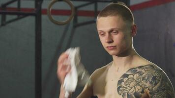 Jeune de bonne humeur sportif en buvant l'eau après une faire des exercices video