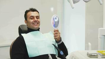 glücklich reifen Mann zeigen Daumen oben nach Dental Untersuchung video