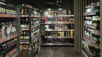casal andar através a álcool seção do hiper-mercado video