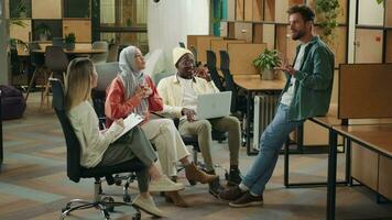 multiétnico negocio equipo de compañeros de trabajo son que se discute un proyecto en un moderno oficina.diferente razas diversas gente creativa equipo,negocio socios video