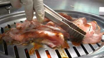rauw rundvlees en varkensvlees plak Aan traliewerk voor barbecue video
