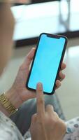 mão segurando Móvel telefone, Smartphone dentro mão, fechar-se do mão segurando telefone video